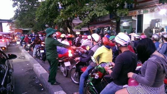 Hàng trăm phương tiện ô tô xếp hàng dài nhiều cây số để qua phà